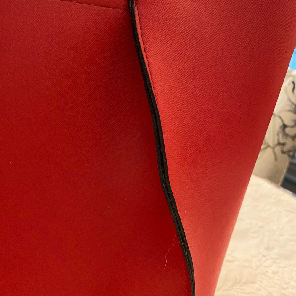 Elegant Red Tote Bag - Picture 5 of 8